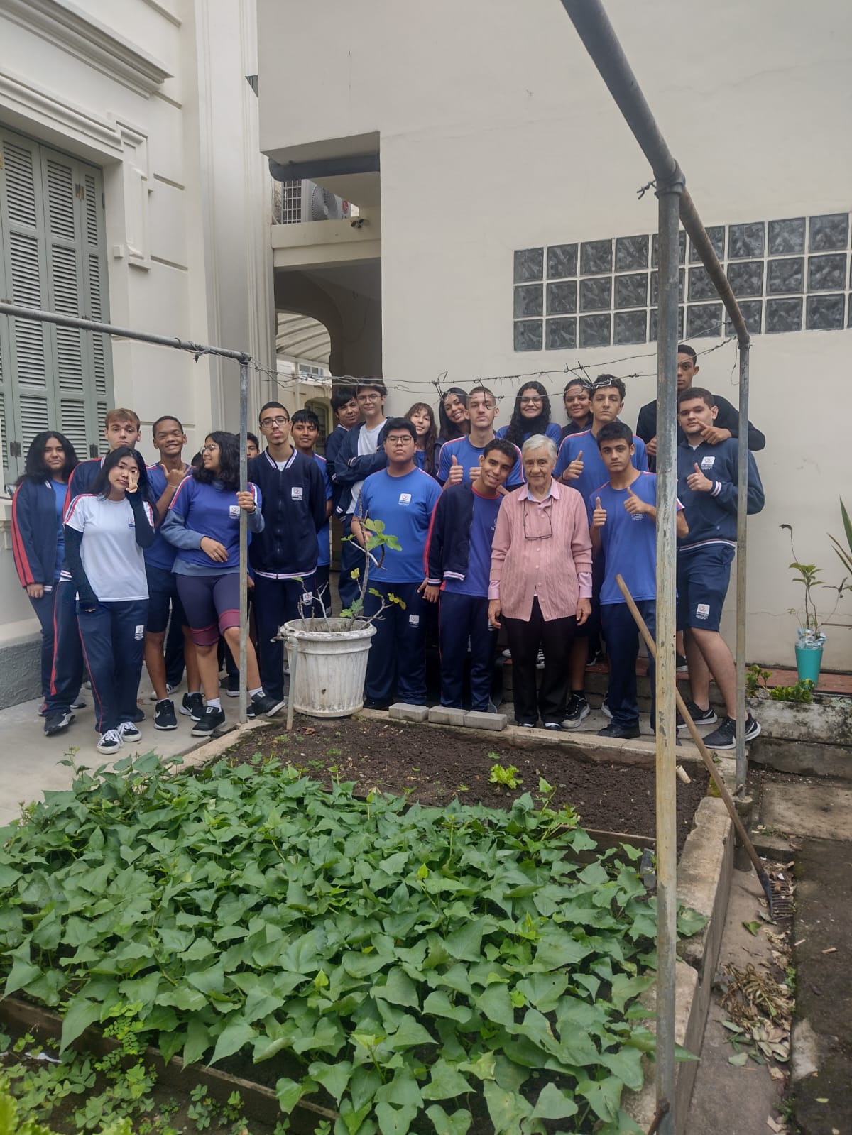 Jovens do Ensino Médio do Colégio de Santa Inês participam de vivência prática na horta das Irmãs da Casa Inspetorial